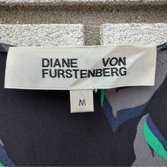 Diane Von Furstenberg 100% Silk Crossover Tie Blouse Blue Green Black Floral - Picture 5 of 15